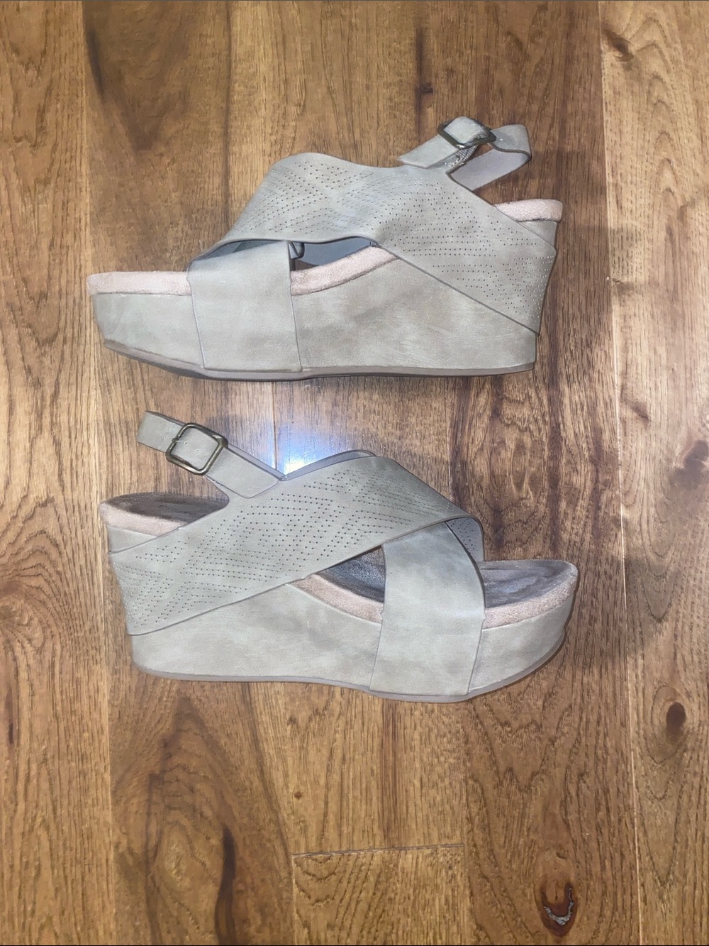 Women's Pierre Dumas Size 11 M Wedge Laser Cut Sandal in Taupe